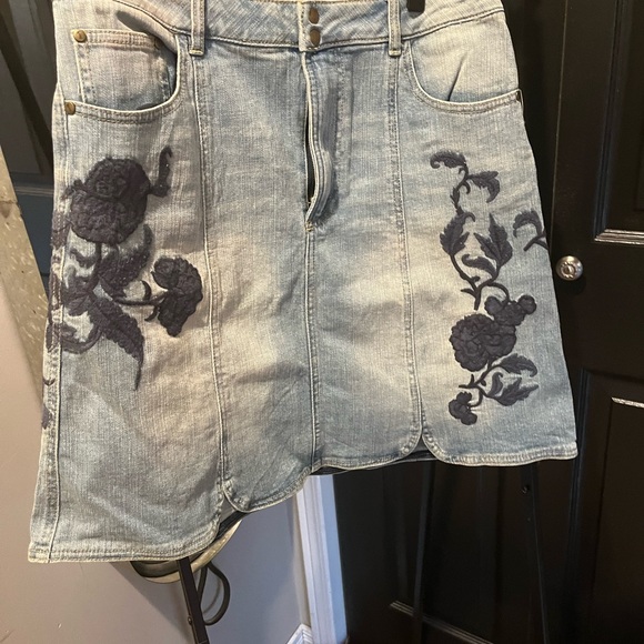 🆕 Anthropologie Denim Skirt Embroidered Flowers - Picture 7 of 12